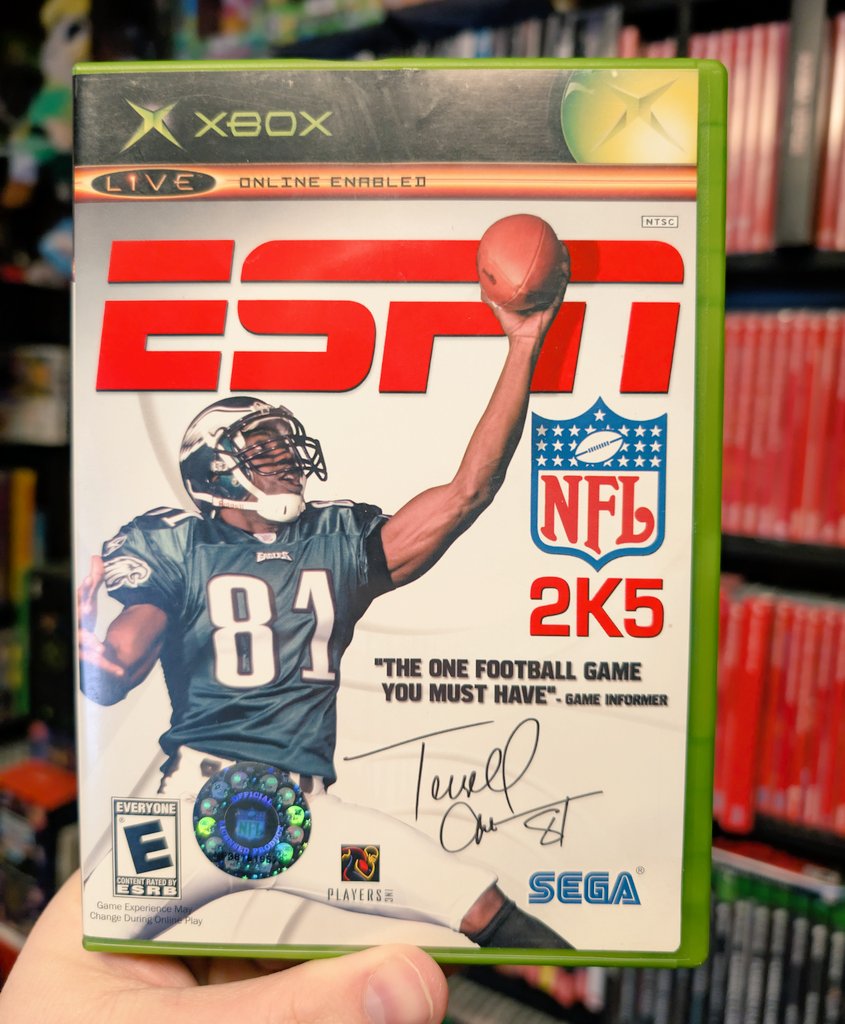 Robot__Turkey's tweet photo. ESPN NFL2K5 has a mode called First Person Football. This mode allows you to see the field from the eyes of the players. It's challenging to try to play, but interesting. Modern games don't have this kind of juice. 

#Xbox #NFL2K #RetroGaming #Football https://t.co/fCZFoIzWT2
