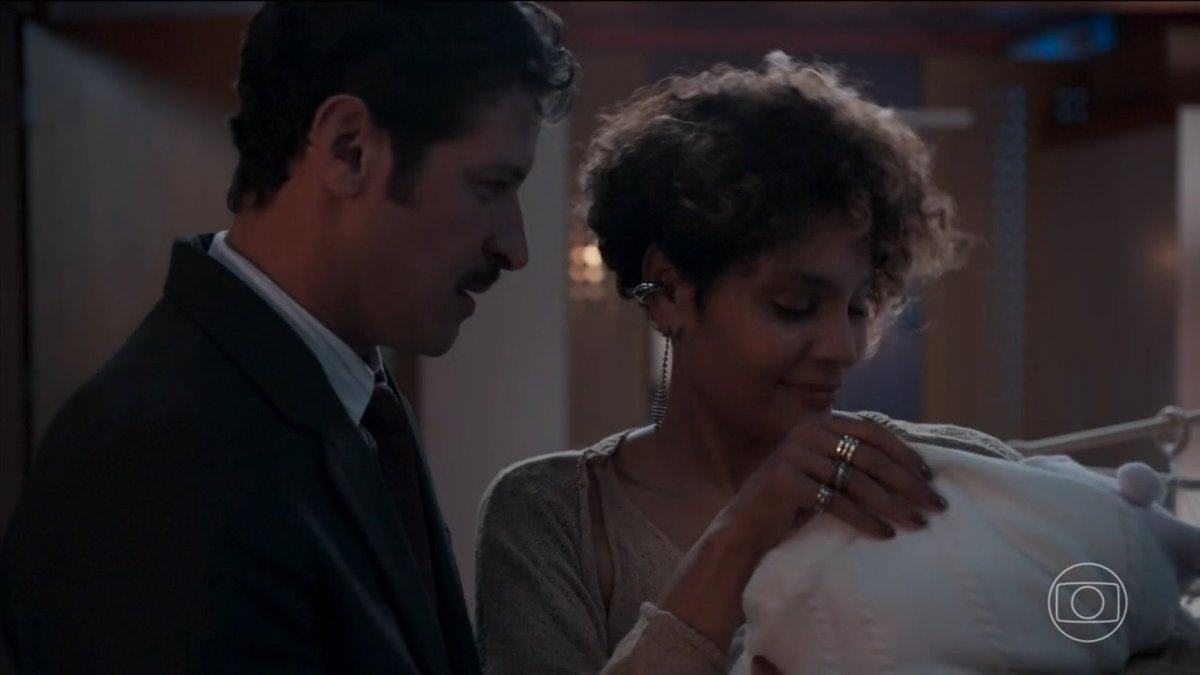 caroline paes. tweet media