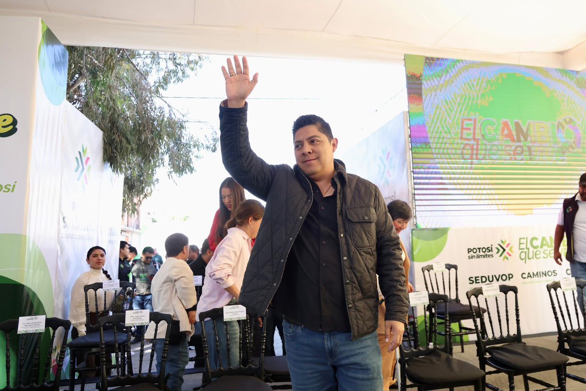 RGC_Mx's tweet photo. ¡Comenzamos a enchular una nueva colonia, ahijadxs! ✨

Hoy arrancamos en la colonia Ricardo B. Anaya 2da sección, donde vamos a dejarla bien bonita y limpia para todas y todos los vecinos. 💪🏻🌿

Además, reforzamos la seguridad en la zona con mayor vigilancia de la Guardia Civil Estatal, que está ahí para hacer lo que otros no hacen: salvaguardar a nuestras y nuestros ciudadanos. 👮‍♂️

#ElCambioQueSeVive #PotosiSinLimites #enchulamostucolonia #RicardoBAnaya