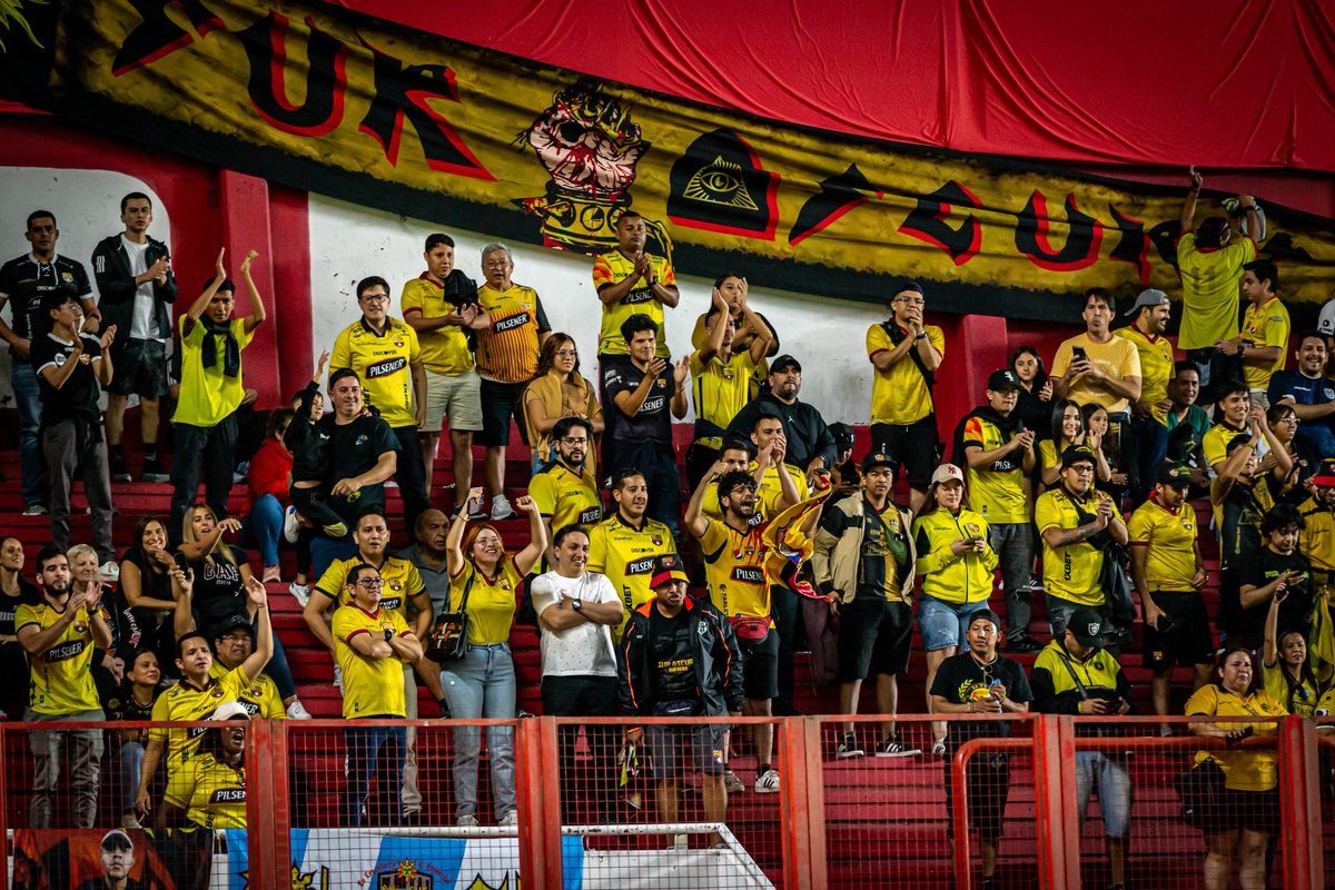 BarcelonaSC's tweet photo. Siempre juntos. 👊💛
En cualquier cancha, en cualquier país.

#ConmebolLibertadores
#BarcelonaMiPasión https://t.co/MjdfgTiFZ4