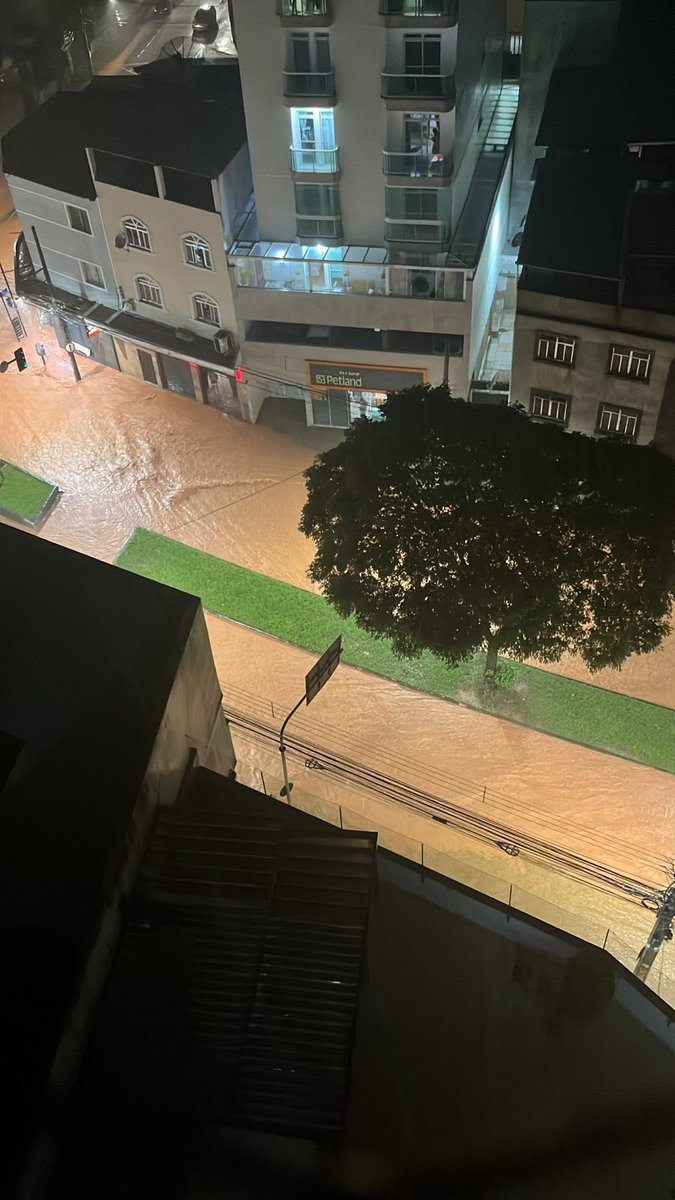 _hugomendes13's tweet photo. A segunda principal avenida de Juiz de Fora NESSE MOMENTO.

A cidade está novamente debaixo d’água. Uma das coisas mais desesperadoras que já vivenciei. https://t.co/a3vtixVdi1