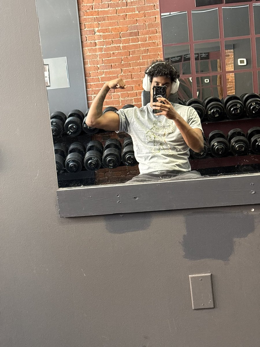 OBJECTNDAMIRROR's tweet photo. Having a pump gives me body dysmorphia 😭 https://t.co/bV1MAPxsC1