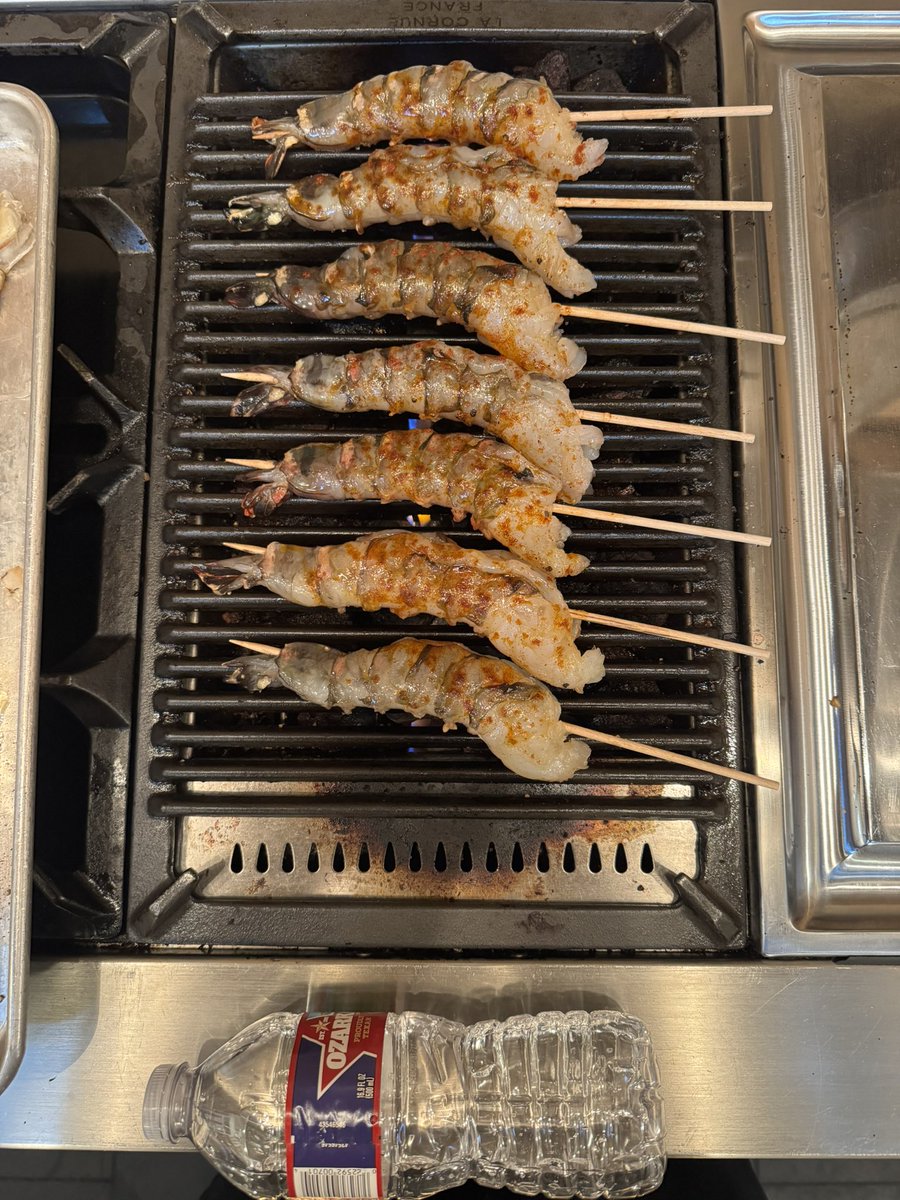the_mooshoo's tweet image. These are tiger prawns. It is the 2/4 ct. Ozarka regular 1/2 litter water bottle to compare size. For those who don’t know, 2/4 count means there are 2-4 shrimps per pound. #cheflife #ServiceNeverStops #FoodPorn