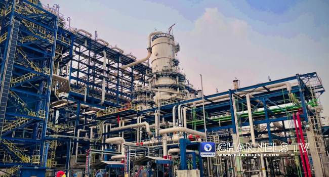 BusInsiderSSA's tweet photo. Aliko Dangote has unveiled plans to build Africa’s largest detergent feedstock plant within the Dangote Refinery complex.

The new facility will produce 400,000 tonnes of Linear Alkyl Benzene annually, enough to meet the continent’s entire demand.

The project is expected to be completed in 30 months and highlights the refinery’s evolution into a broader industrial hub.

This move will reduce Africa’s reliance on imported detergent raw materials and deepen Nigeria’s petrochemical footprint.

https://t.co/wKOWMryEaE