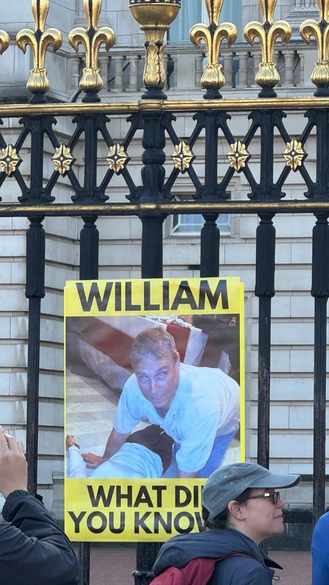 pipob69's tweet image. บ่ายวันที่ 25 ก.พ. #Republic กลุ่มที่จดทะเบียนอย่างถูกต้องตามกฎหมาย และเคลื่อนไหวเพื่อล้มล้างระบอบกษัตริย์ใน #อังกฤษ มากว่า 40 ปี เอาโปสเตอร์รูปอื้อฉาวของอดีตเจ้าชายแอนดรูว์ รวมทั้งรูปที่อยู่ระหว่างคร่อมตัวหญิงสาวที่นอนหงายอยู่บนพื้น ไปติดที่ประตูพระราชวังบัคกิงแฮม