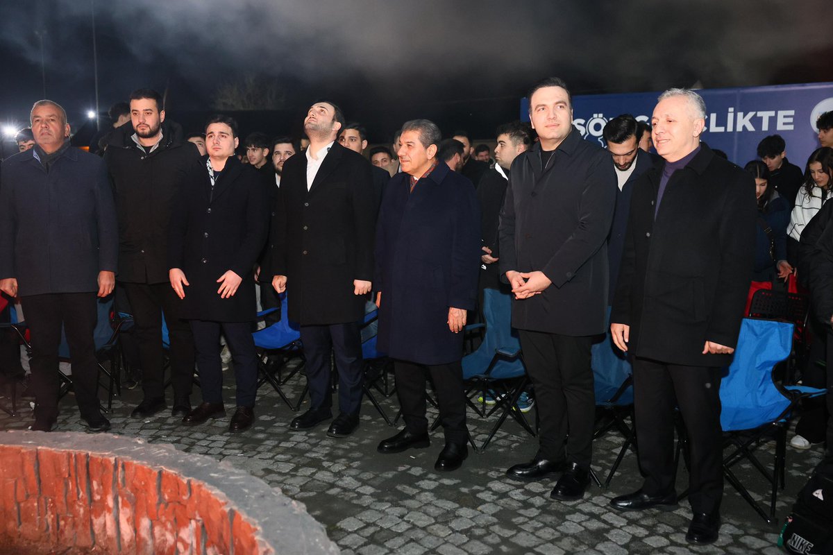 Gençlerimizle bir araya gelmek, geleceğe dair umut ve kararlılığımızı daha da güçlendiriyor.
AK Parti Gençlik Kolları Başkanımız <a href="/avyusufibis/">Yusuf İBİŞ</a>, İl Gençlik Kolları Başkanımız <a href="/nevzatyucetr/">Nevzat Yüce</a>, Esenler Belediye Başkanımız  <a href="/tevfikgoksu/">Mehmet Tevfik Göksu</a> ve İlçe Gençlik Kolları Başkanımız <a href="/thecerrahoglu/">Hasan Taha CERRAHOĞLU</a>