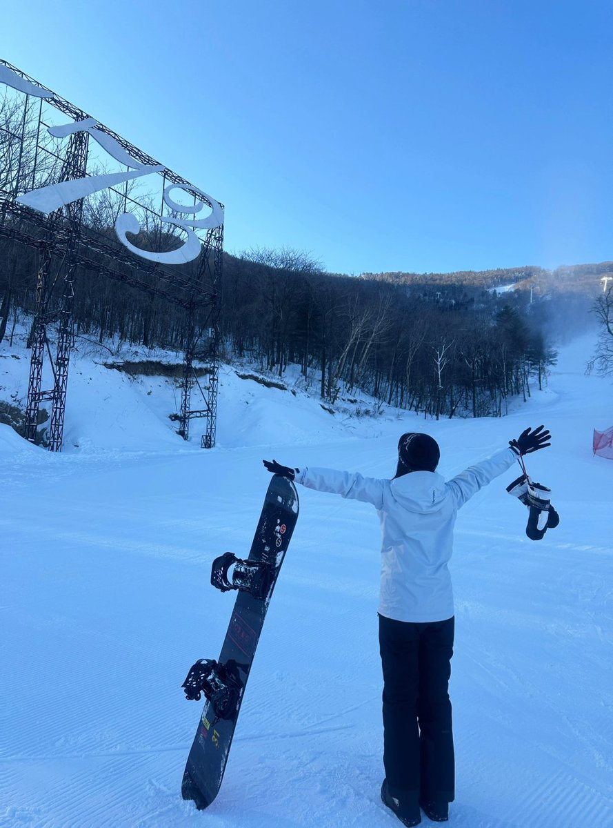 ponloeur678's tweet photo. When the snow is fresh and the drip is fresher⛷🩷 https://t.co/NgeZnkshZQ
