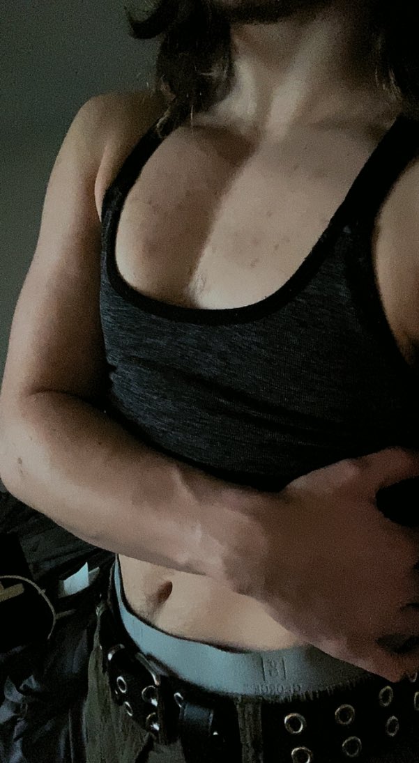 CravingGrey's tweet photo. trans guy pecs for your tl 🏳️‍⚧️

#nsfwtwt #transguy #transman #ftm #transmasc #t4t https://t.co/l37vUId1rT