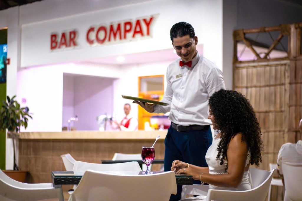 El Hotel Brisas Guardalavaca se caracteriza por la calidad de los servicios y, sobre todo, el valor de una sonrisa sincera. 😊
#BrisasGuardalavaca #CalidadYServicio #ElValorDeLaSonrisa
#CubanacanHoteles
#motivoscubanacan
#CubanacanContigo #SeguridadYConfianza #DestinoSeguro