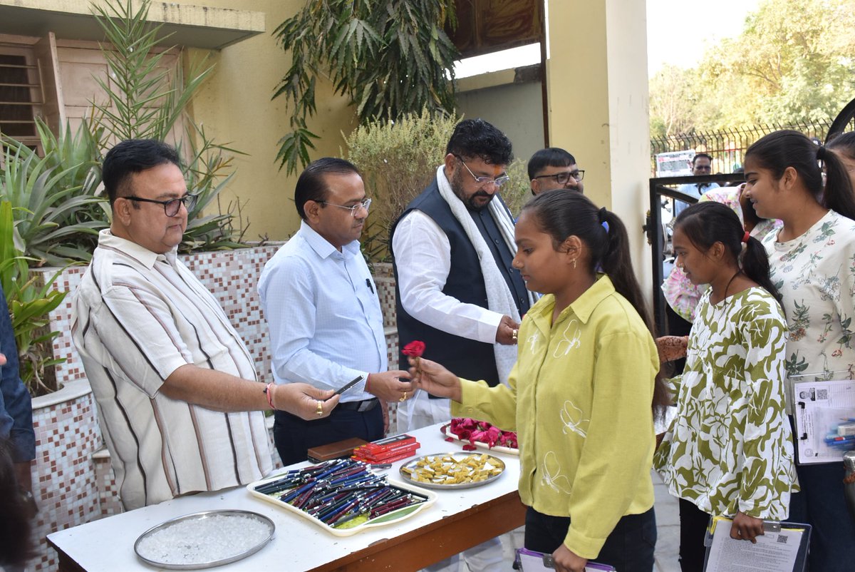 ગુજરાત માધ્યમિક અને ઉચ્ચતર માધ્યમિક શિક્ષણ બોર્ડ દ્વારા આજથી આરંભાયેલ ધોરણ-૧૦ અને ધોરણ-૧૨ની જાહેર પરીક્ષામાં ઉપસ્થિત સર્વ પરીક્ષાર્થીઓને હાર્દિક શુભકામનાઓ. શ્રમ, શ્રદ્ધા અને સંકલ્પનો પ્રકાશ તમારા પ્રયત્નોને વિજયશ્રી સુધી પહોંચાડે.
<a href="/CMOGuj/">CMO Gujarat</a> <a href="/sanghaviharsh/">Harsh Sanghavi</a> <a href="/revenuegujarat/">Revenue Dep. Gujarat</a>