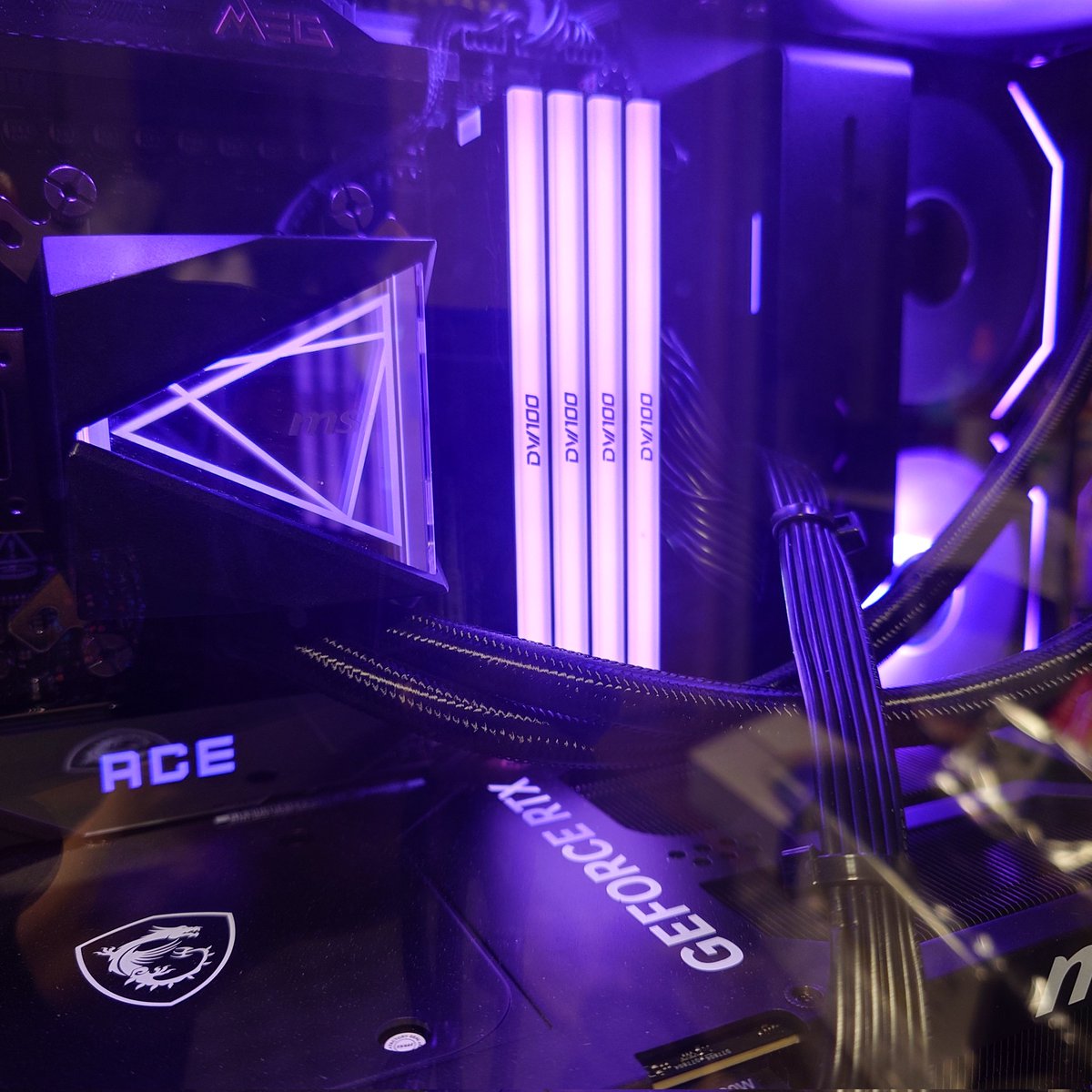 turbokun8585's tweet photo. 今日の気分RGBLEDCOLOR
やっぱりDW100強い。192G
#MSI_JP #ACE_MAX #Biwin #DW100
#Ryzen9_9950X3D #RTX5090
#Lian_Li #NZXT_H9 https://t.co/Hc3lOcFHSj