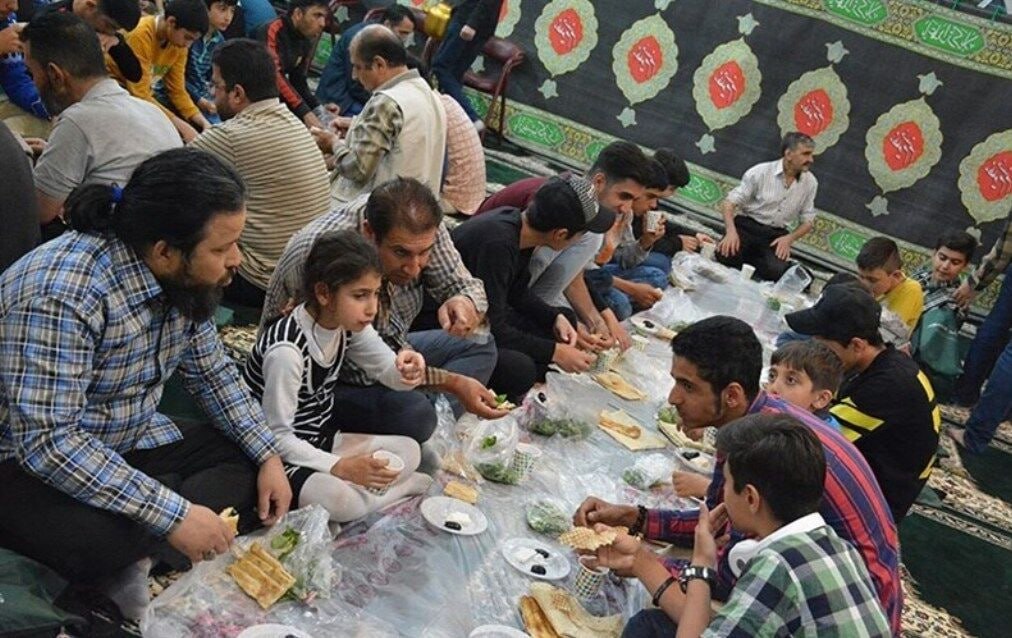 baranaac's tweet photo. تداوم سنت افطاری ساده، پلی است که نسل‌های مختلف را به هم متصل می‌کند و ارزش‌های نیاکان را به فرزندان امروزی که درگیر زندگی‌های پرهیاهو هستند، منتقل می‌کند.
#افطار_ساده 
#بجنورد_همدل https://t.co/IRkWmBmdDt