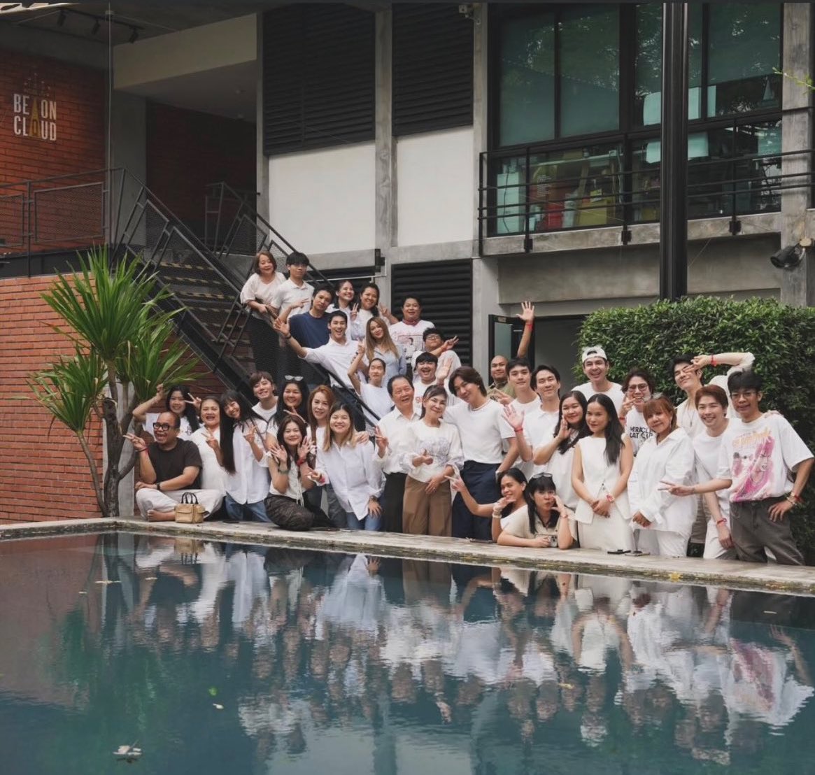 เผื่อใครคิดว่าเวอร์ นี่คือเกือบทั้งหมดของประชากรค่ายเม้กที่รวมแล้วทั้งนสด ทั้งทีมงาน
