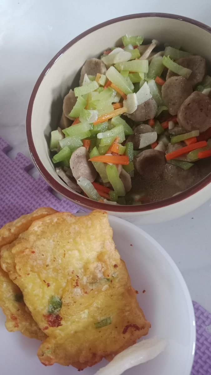 desiitrivani's tweet photo. Begini aja anakku dah seneng banget, mending kasih mentahnya aja Pak Prabs, biar nggak mubadzir, biar gizi anakku aku yg atur😎 https://t.co/4Ndy55Jgrs