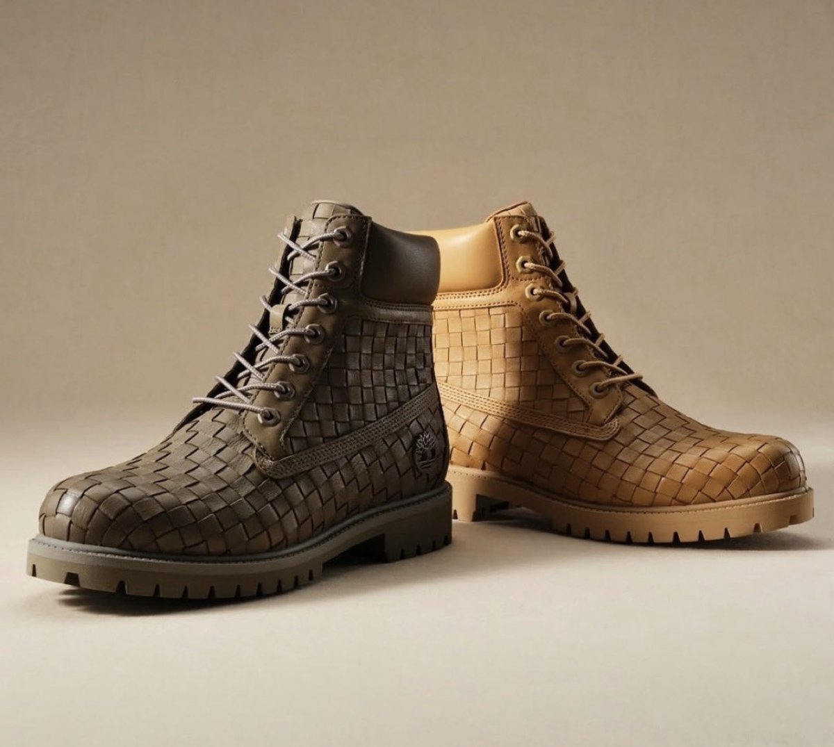 ブーツ界の中で1番品のある一足。

ストリートシーンでも人気のTimberlandからボッテガとのコラボしたみたいなブーツ出てる。

レザーを編み込みで表現してて、これ以上ないモードな仕上がり。

値段は4万近くするけど、ボッテガから出てたら30万はするから実質めちゃくちゃお得な気がするの俺だけ？