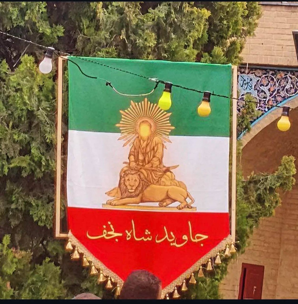 رداً على شعار "جاويد شاه " والذي معناها الملك الخالد يقصدون به المقبور محمد رضا بهلوي

علق بعض الإيرانيين هذا الشعار "جاويد شاه نجف " على احدى الجامعات ومعناه ملك النجف الخالد ويقصدون به الإمام علي عليه السلام ...