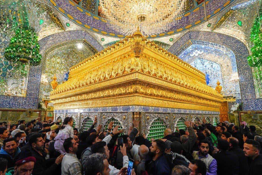 💙از حضرت علی (ع) سوال کردند :
💙سنگین‌تر از آسمان چیست؟
💙فرمود : تهمت به انسان بی‌گناه .
💙از دریا پهناورتر چیست؟
💙فرمود : قلب انسان قانع .
💙از زهر تلخ‌تر چیست؟
💙فرمود : صبر در برابر نادان‌ها
