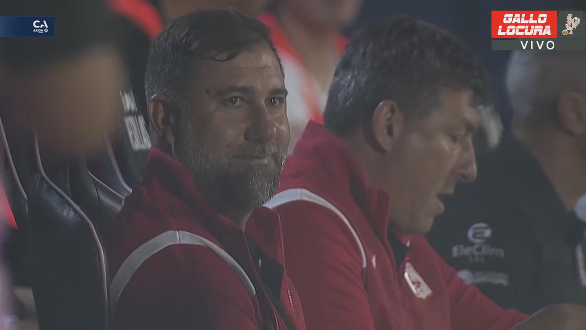 elnegrokentt's tweet photo. Walter mirando a la hinchada, orgulloso! https://t.co/QLoY87rwdW