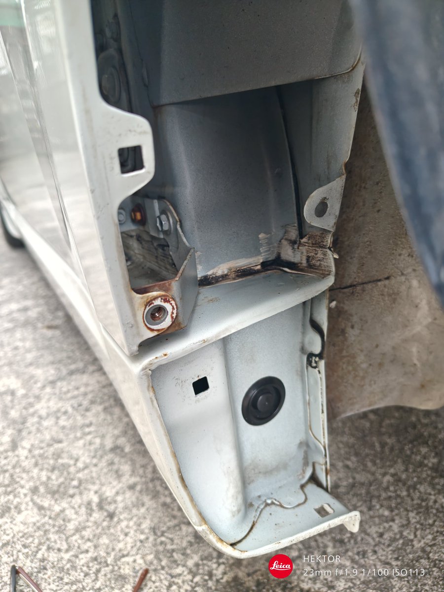 タイロッドエンド交換完了して左側のライナー内側掃除して留めて、ついでに右側のライナーもボルトが内側に入っちゃってるので剥いで掃除してラスペネ吹いて留めてあとは見なかったことにする。 