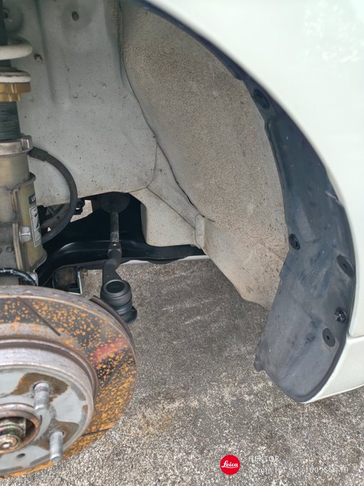 タイロッドエンド交換完了して左側のライナー内側掃除して留めて、ついでに右側のライナーもボルトが内側に入っちゃってるので剥いで掃除してラスペネ吹いて留めてあとは見なかったことにする。 