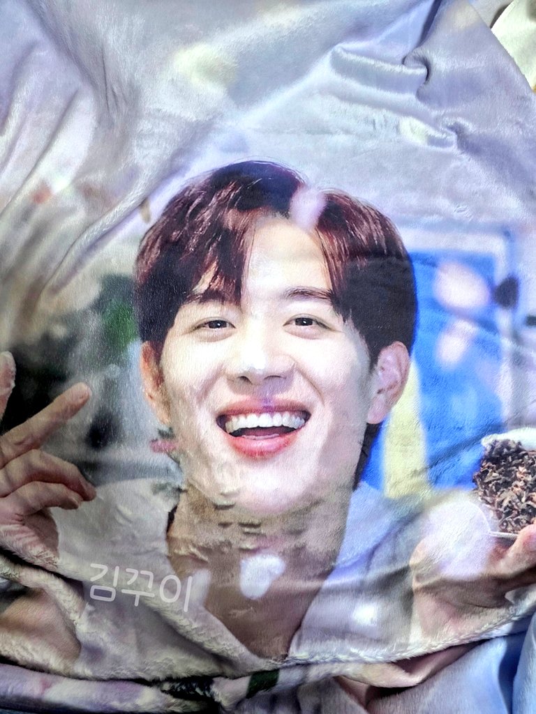 RT이벵)홋윌러비 막공 &amp; 입덕 500일 기념
(500일은 아직 남았는데 눈감아주시고..)
팬미때 뜬 사진이 넘 예뻐서 뽑아둔 담요 
두분 추첨해서 드립니다!!! 
27일까지 알티해주시면 28일에 추첨해서
홋윌러비 막공때 드릴게요😘💕
⚾️ 사진은 오피셜님 허락받고 사용했습니다!