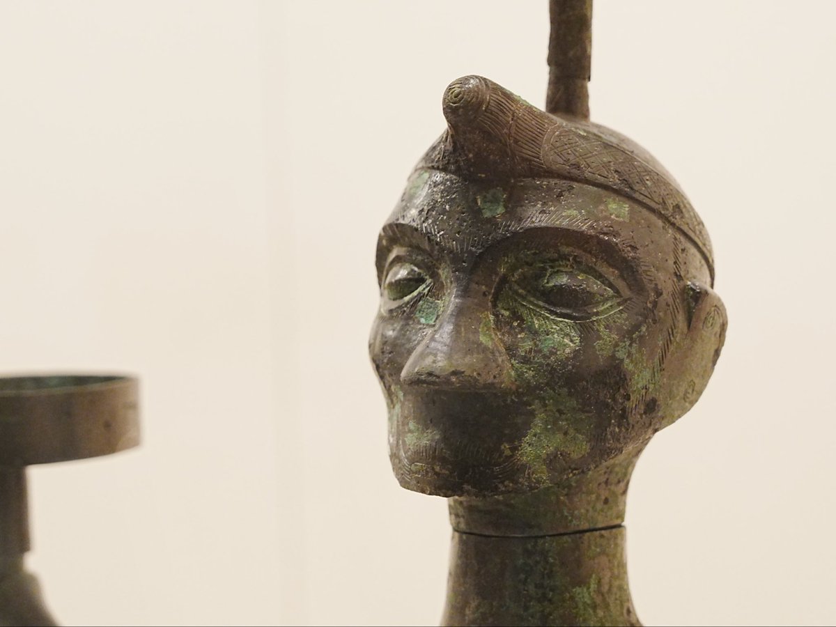 这件青铜俑，跟三星堆青铜圣像至少有两处高度一致的外貌特征。 这再次