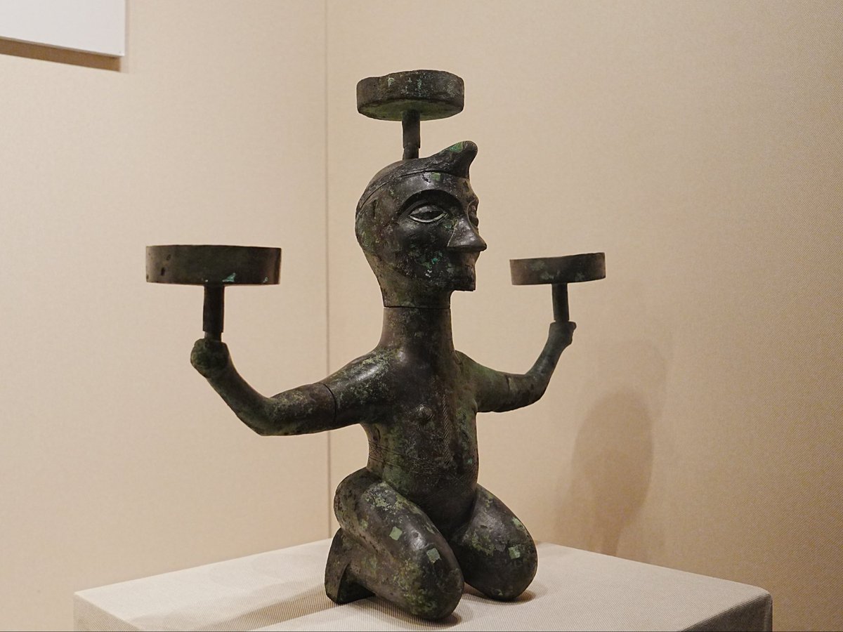 这件青铜俑，跟三星堆青铜圣像至少有两处高度一致的外貌特征。 这再次