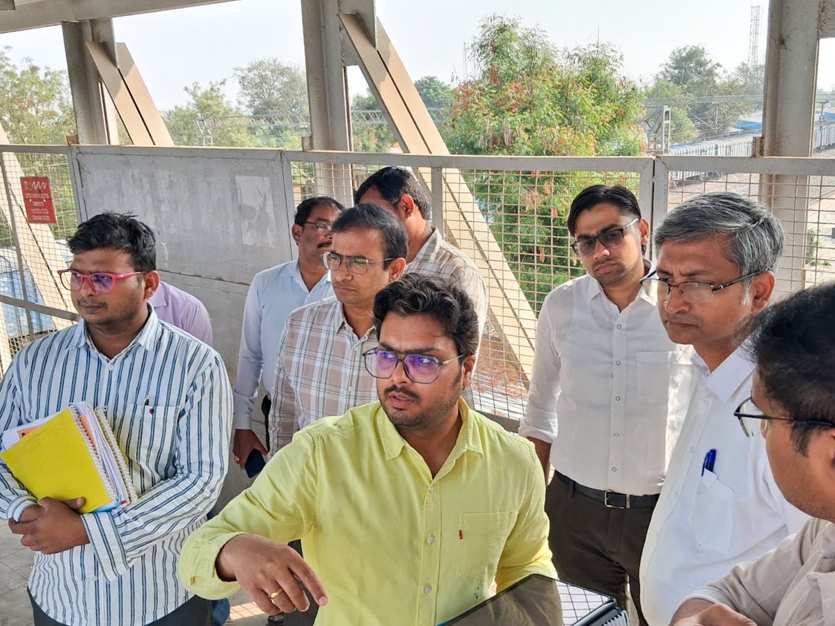 drmsecunderabad's tweet photo. Dr.R.Gopalakrishnan, DRM/SC, accompanied by ADRM/I and concerned officials reviewed the improvement works to be carried out at #MalkhaidRoad station.
#IndianRailways @SCRailwayIndia https://t.co/6UZHckafNj