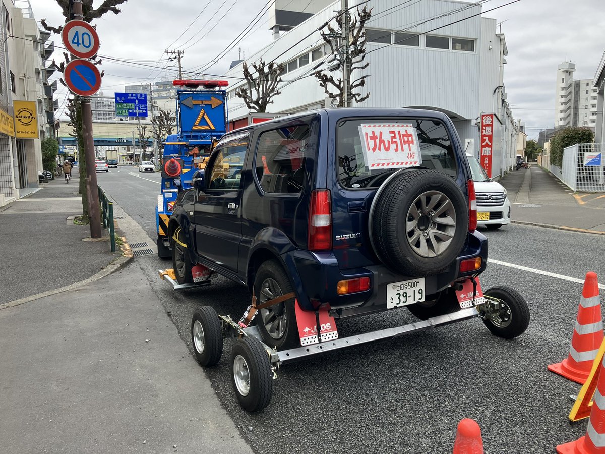 fkQclQLFt0CiXGm's tweet photo. 【ご報告】
ジムニーシエラ
毎年、スタッドレスとノーマルタイヤの履き替えを自分でやってまして、
どうやら先日の作業で本締めを忘れた模様、左後輪を脱落させてしまいました。
幸いな事に他車や歩行者に当たる事無く自車の被害だけで済みました。
こんな凡ミス初めての経験
確認は大切ですね！
渋滞の原因となった事、大変恐縮でした。
荷物を全て下ろしてたので三角表示板は無く発煙筒のみ使用、
ジャッキアップしてスペアタイヤに交換しようかと思いましたが、大型車両等の交通量も多くこれ以上被害を広げない為にもJAFﾛｰﾄﾞｻ-ﾋﾞｽに救援依頼、無事にディーラーへ到着の運びとなりました。🙇