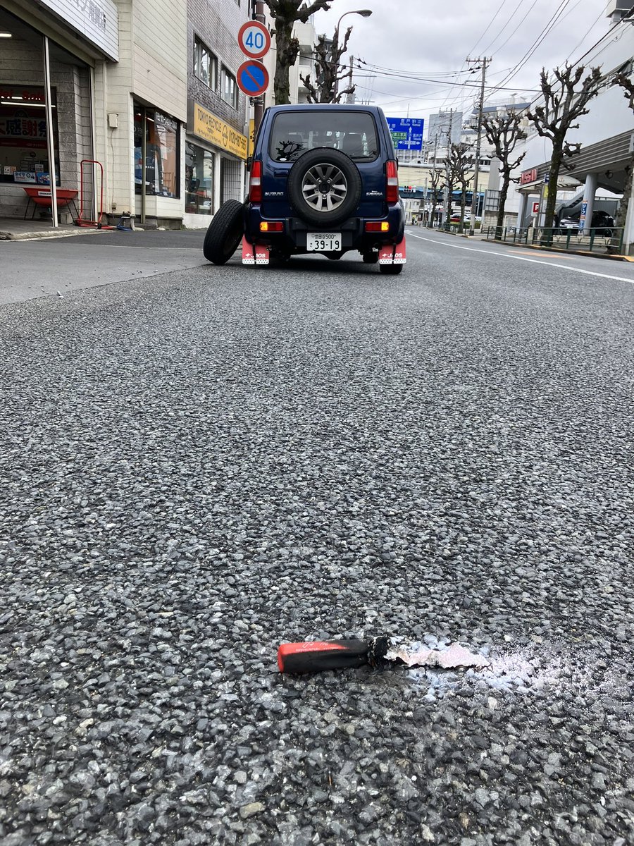 fkQclQLFt0CiXGm's tweet photo. 【ご報告】
ジムニーシエラ
毎年、スタッドレスとノーマルタイヤの履き替えを自分でやってまして、
どうやら先日の作業で本締めを忘れた模様、左後輪を脱落させてしまいました。
幸いな事に他車や歩行者に当たる事無く自車の被害だけで済みました。
こんな凡ミス初めての経験
確認は大切ですね！
渋滞の原因となった事、大変恐縮でした。
荷物を全て下ろしてたので三角表示板は無く発煙筒のみ使用、
ジャッキアップしてスペアタイヤに交換しようかと思いましたが、大型車両等の交通量も多くこれ以上被害を広げない為にもJAFﾛｰﾄﾞｻ-ﾋﾞｽに救援依頼、無事にディーラーへ到着の運びとなりました。🙇