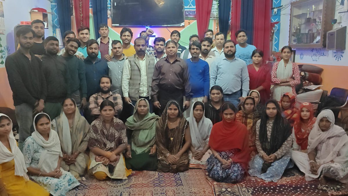 Sandeep70419835's tweet photo. देश में अल्पसंख्यक समुदाय में जो डर का माहौल है उसके बारे में चर्चा हुई। भारत देश में अल्पसंख्यकों, बहुजनों की शोषितों की लड़ाई लड़ने वाले एकमात्र नेता भाई नगीना सांसद चंद्रशेखर आजाद जी  @BhimArmyChief  का नेतृत्व हर समुदाय को पसंद आ रहा है बड़ी संख्या में लोगों ने भीम आर्मी व आजाद समाज पार्टी (काशीराम) को ज्वाइन किया। यह कारवां लगातार बढ़ता रहेगा। @VinayRatanSingh @HimanshuValmi13 @BalakRamASP