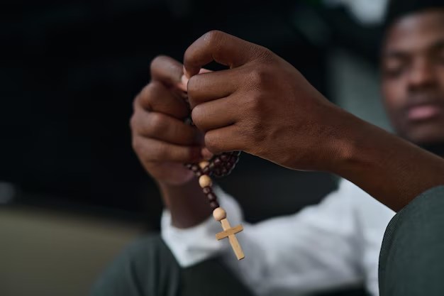 bbstvug's tweet photo. Mirembe Maria, Ojjudde enneema Omukama ali naawe, waweebwa omukisa mu bakazi bonna, Ne Yezu Omwana w’enda yo naye wa Mukisa. Maria Omutuukirivu Nnyina Katonda; Tusabire ffe abonoonyi, kaakano ne mukaseera ak’okukufa kwaffe.  Amiina🙏🏼 #BBSKATI https://t.co/RZ1ZDBeUv0
