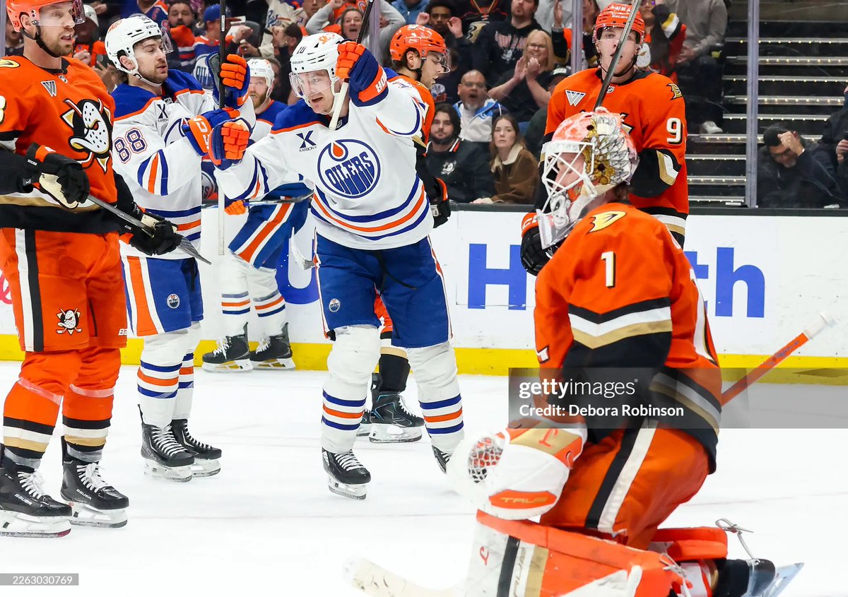 Zach Hyman scores his 23rd goal of the season to give the #Oilers a 3-2 lead late in the second period! #LetsGoOilers