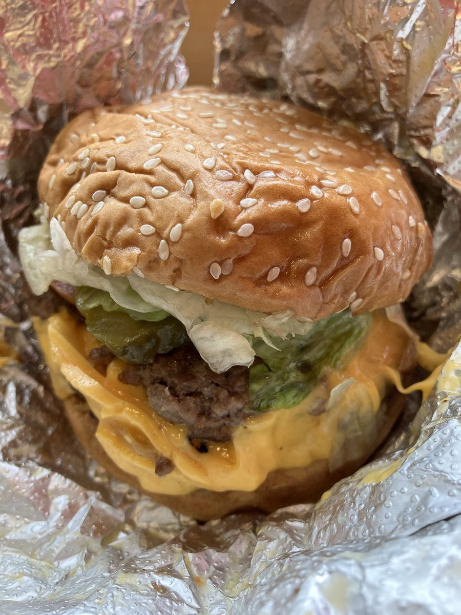 around50aging's tweet photo. 前回はソウル駅
今年は江南駅
お店のsignature のチーズバーガーにトッピングはall the what＋ピーマン🫑
食べ放題のピーナッツを袋に入れて、出来立てのハンバーガーを手にして着席
ソウル駅より江南駅の方が席は選べる程あって日本語メニューもあり👍
日本にはまだないファイブガイズ、また行く！ https://t.co/6AeL03dFpS
