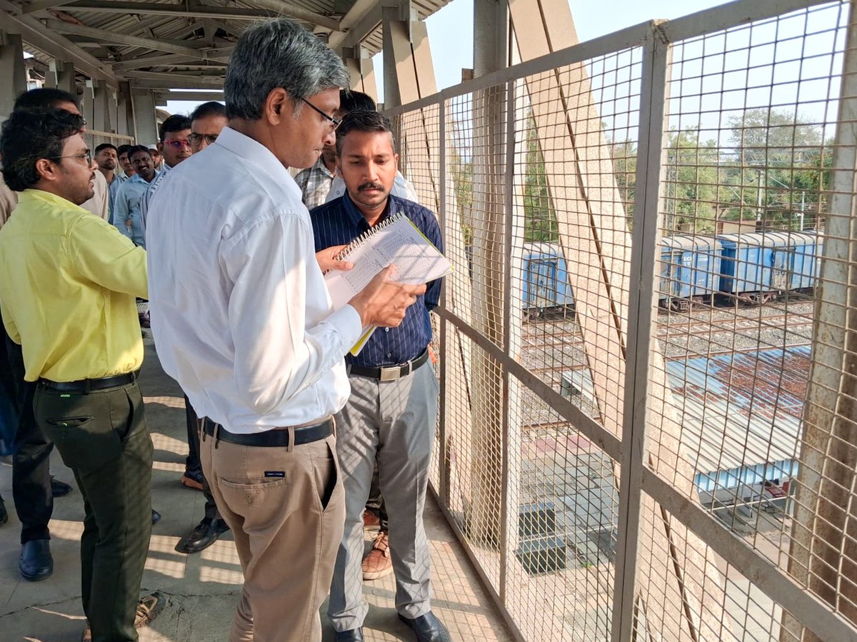 drmsecunderabad's tweet photo. Dr.R.Gopalakrishnan, DRM/SC, accompanied by ADRM/I and concerned officials reviewed the improvement works to be carried out at #MalkhaidRoad station.
#IndianRailways @SCRailwayIndia https://t.co/6UZHckafNj