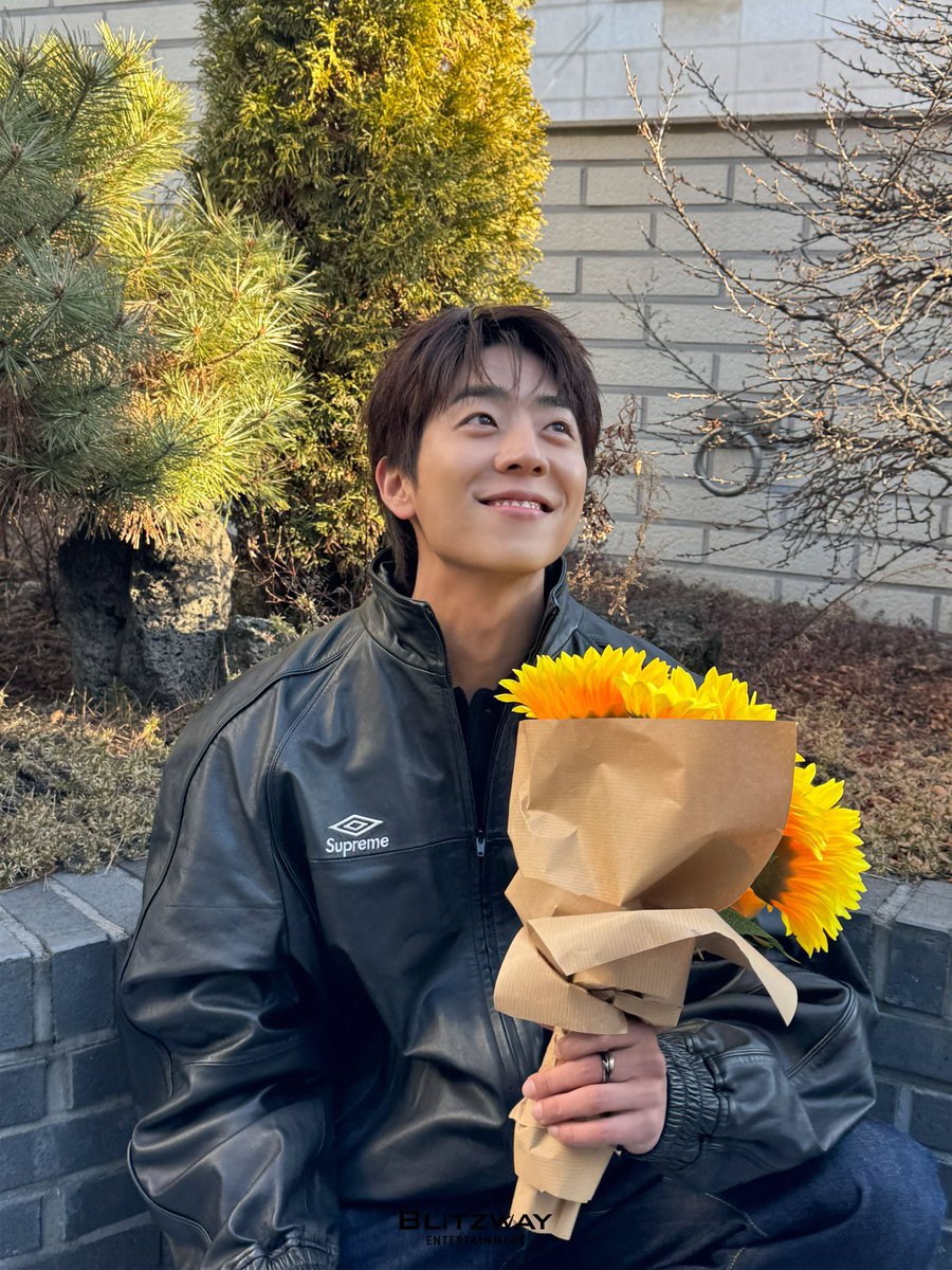 493kms's tweet photo. sunflower bf jonghyeop 🌻 https://t.co/1vCtCUfMeq