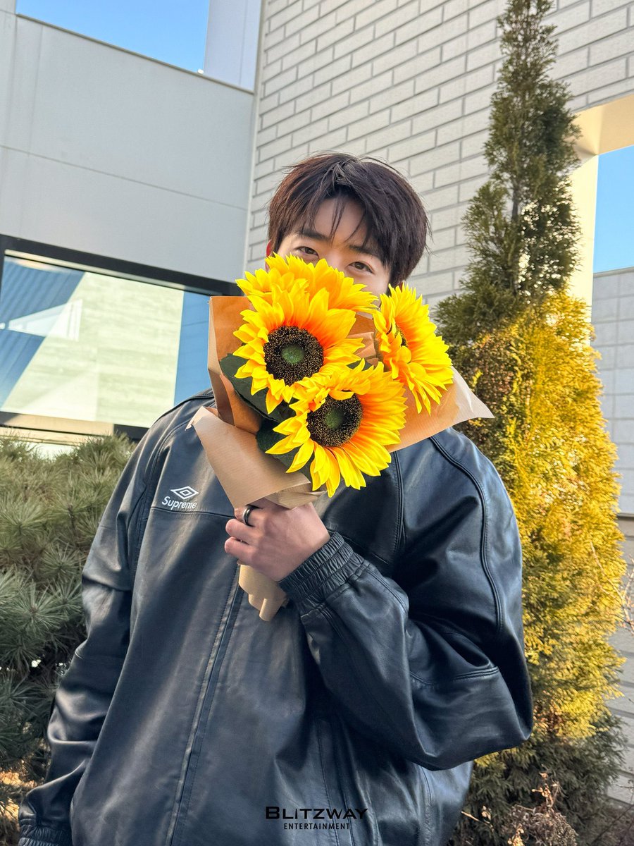 493kms's tweet photo. sunflower bf jonghyeop 🌻 https://t.co/1vCtCUfMeq