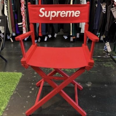 เก้าอี้สีแดง tweet media