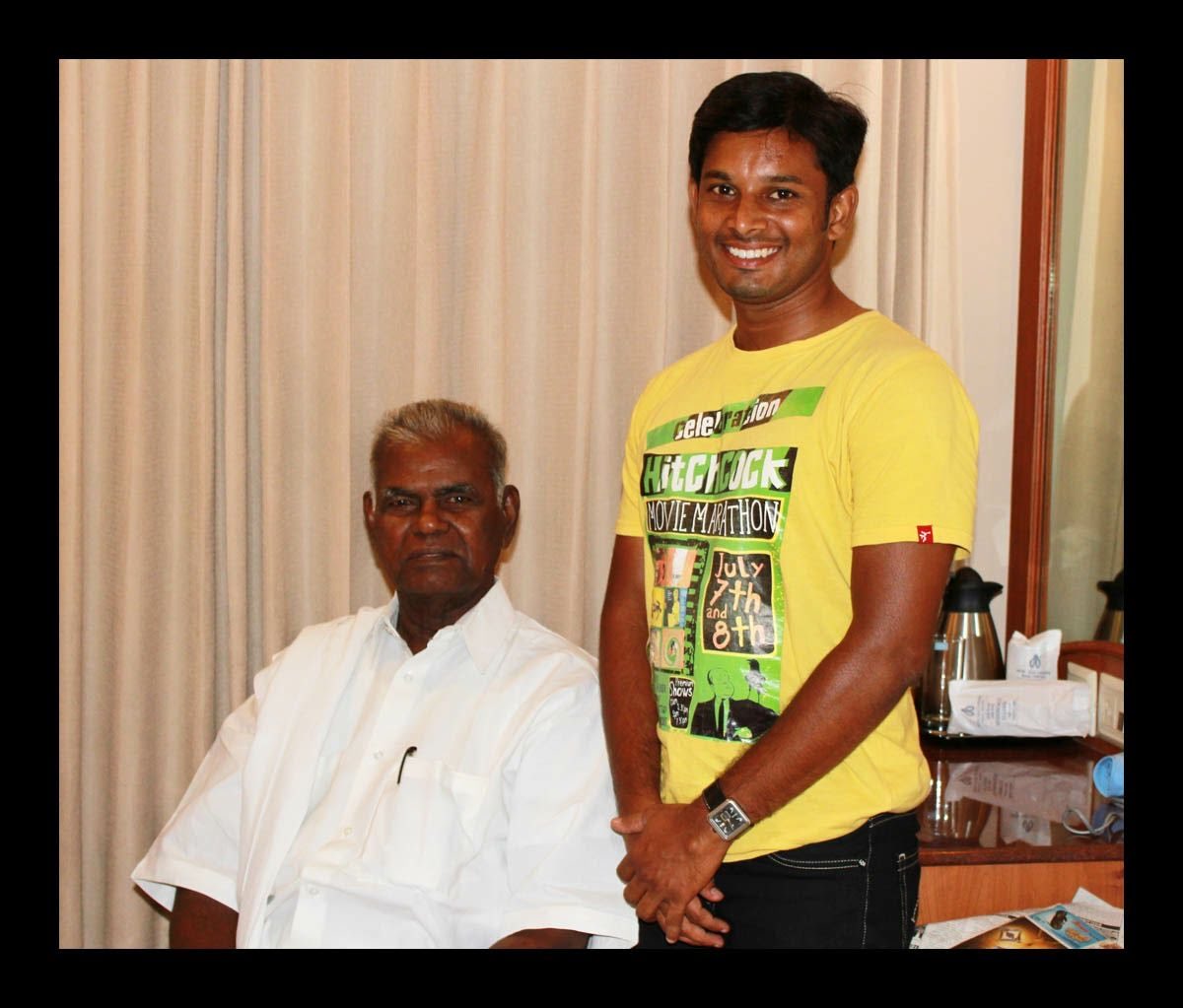 சேலத்தில் ஒரு திருமணத்துக்கு வந்தபோது,கொட்டும் மழையில் ஒருவர் குடைபிடிக்க,’இதென்ன பண்ணையார்த்தனம்’ என தட்டிவிட்டு,தானே குடைபிடித்தார். இறுதிவரை GH-ல் மட்டுமே சிகிச்சை, உடல்தானம் என மறைந்தும் வாழ்கிறார் #nallakannuayya 
(14 yrs before ஐயாவை சந்தித்தபோது)

youtu.be/JwOBtXXreyg?si…