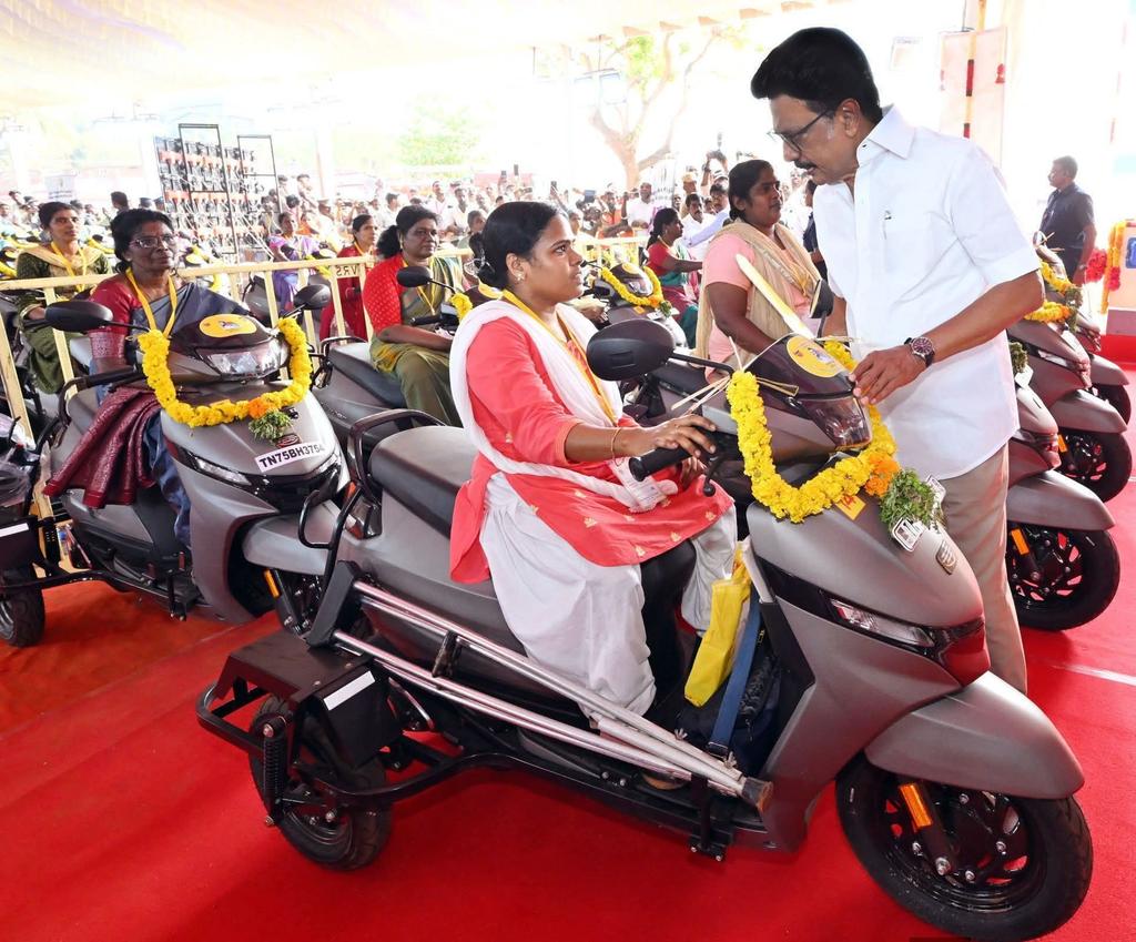 bc53749dc16d41a's tweet image. நேற்று கன்னியாகுமரி மாவட்டம், நாகர்கோவிலில் நடைபெற்ற அரசு விழாவில், மாற்றுத்திறனாளிகளுக்கு இணைப்புச் சக்கரம் பொருத்தப்பட்ட பெட்ரோல் ஸ்கூட்டர்களை மாண்புமிகு தமிழ்நாடு முதலமைச்சர் திரு. @mkstalin அவர்கள் வழங்கி, அவர்களுடன் உரையாடினார்.

#ஸ்டாலின்_தொடரட்டும் 
#Loading2Point0