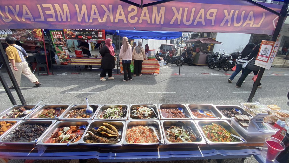 HasnanRudy's tweet photo. @ichbinSyafiq Oo yeke. Sy di tapak A68. Gerai sy menghadap kedai 7 eleven. Ada tulis lauk pauk masakan melayu. Hari khamis cuti sebab ada pasar malam. Jumaat esok kami buat infaq https://t.co/nRUhesgcpc