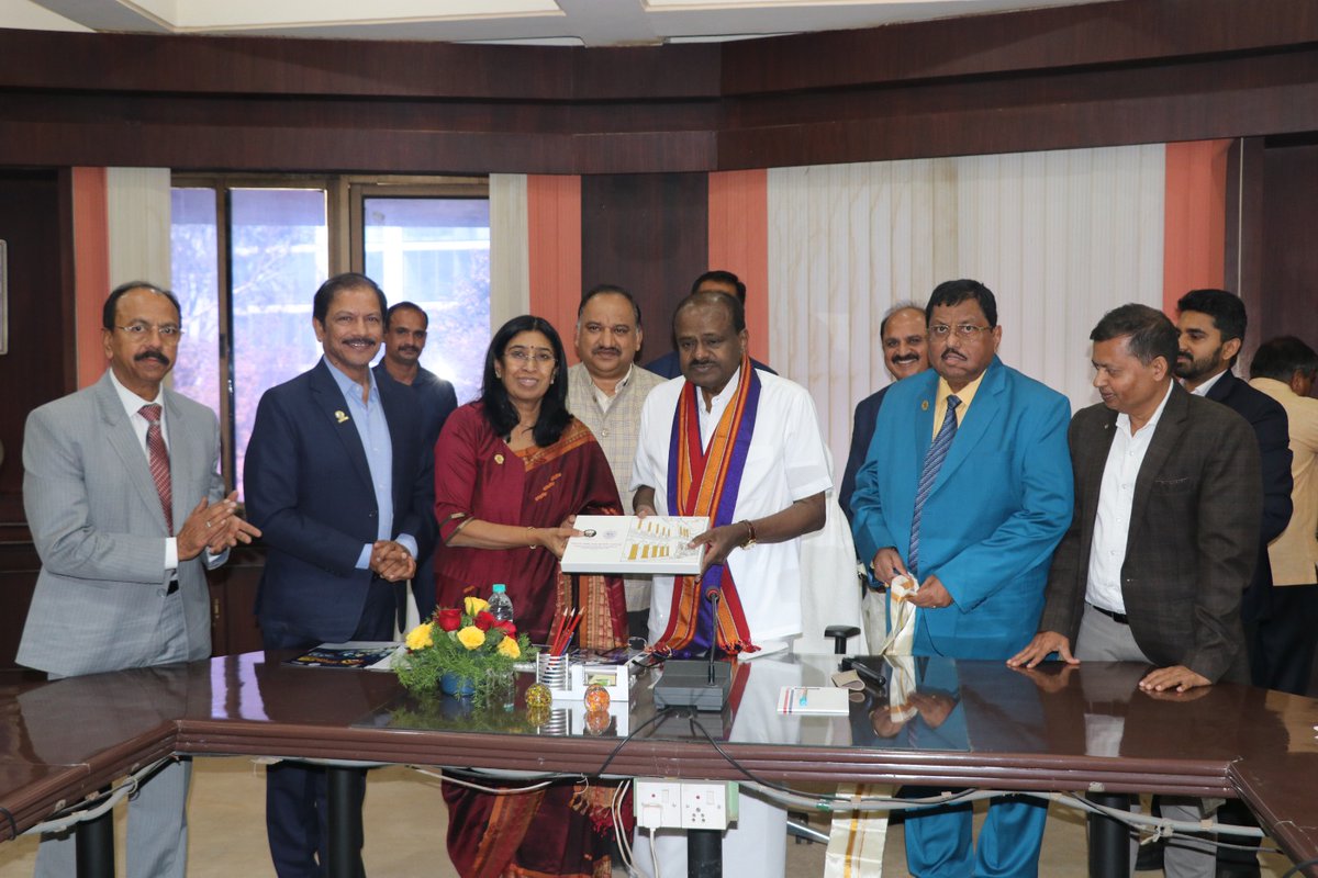 umareddyhm's tweet image. Led an FKCCI delegation to meet Hon’ble Union Minister H.D. Kumaraswamy to propose a Green Mobility Park in Mandya with integrated EV testing facilities. A step toward strengthening MSMEs &amp;amp; advancing Karnataka’s green industrial growth.

#FKCCI #GreenMobility #MSME #Karnataka