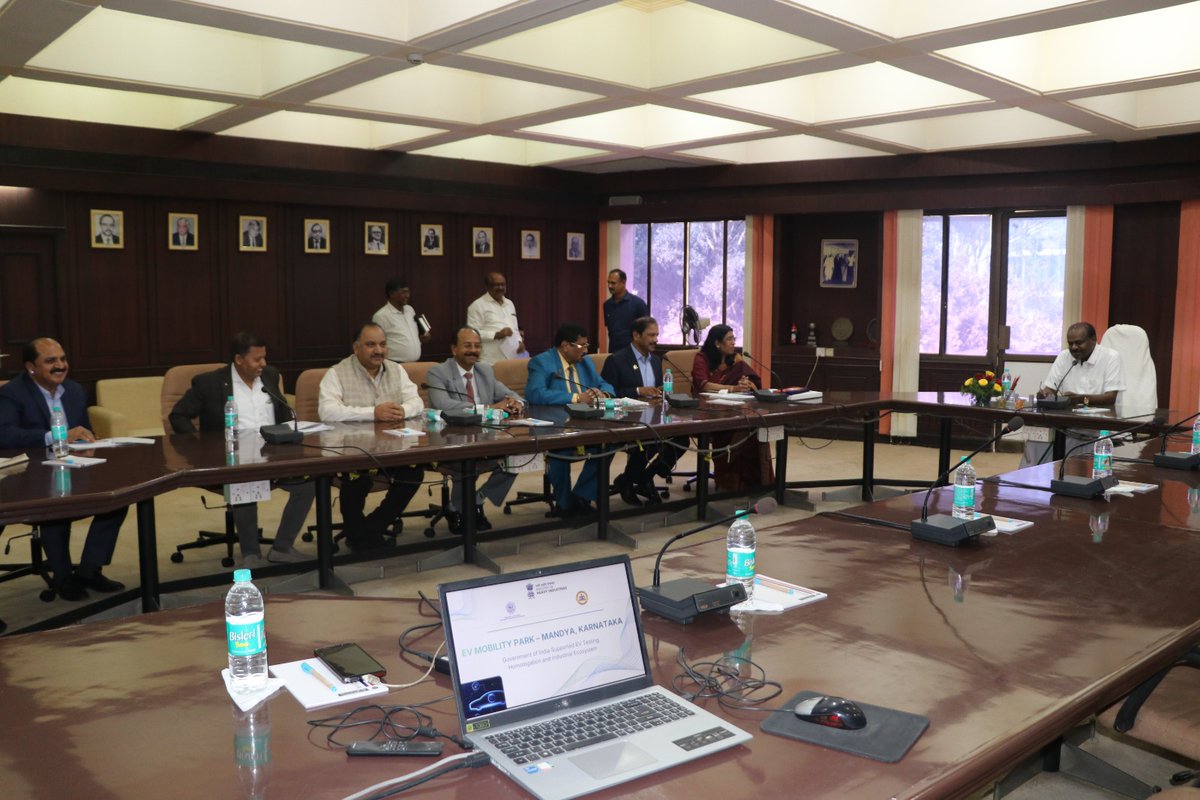 umareddyhm's tweet image. Led an FKCCI delegation to meet Hon’ble Union Minister H.D. Kumaraswamy to propose a Green Mobility Park in Mandya with integrated EV testing facilities. A step toward strengthening MSMEs &amp;amp; advancing Karnataka’s green industrial growth.

#FKCCI #GreenMobility #MSME #Karnataka