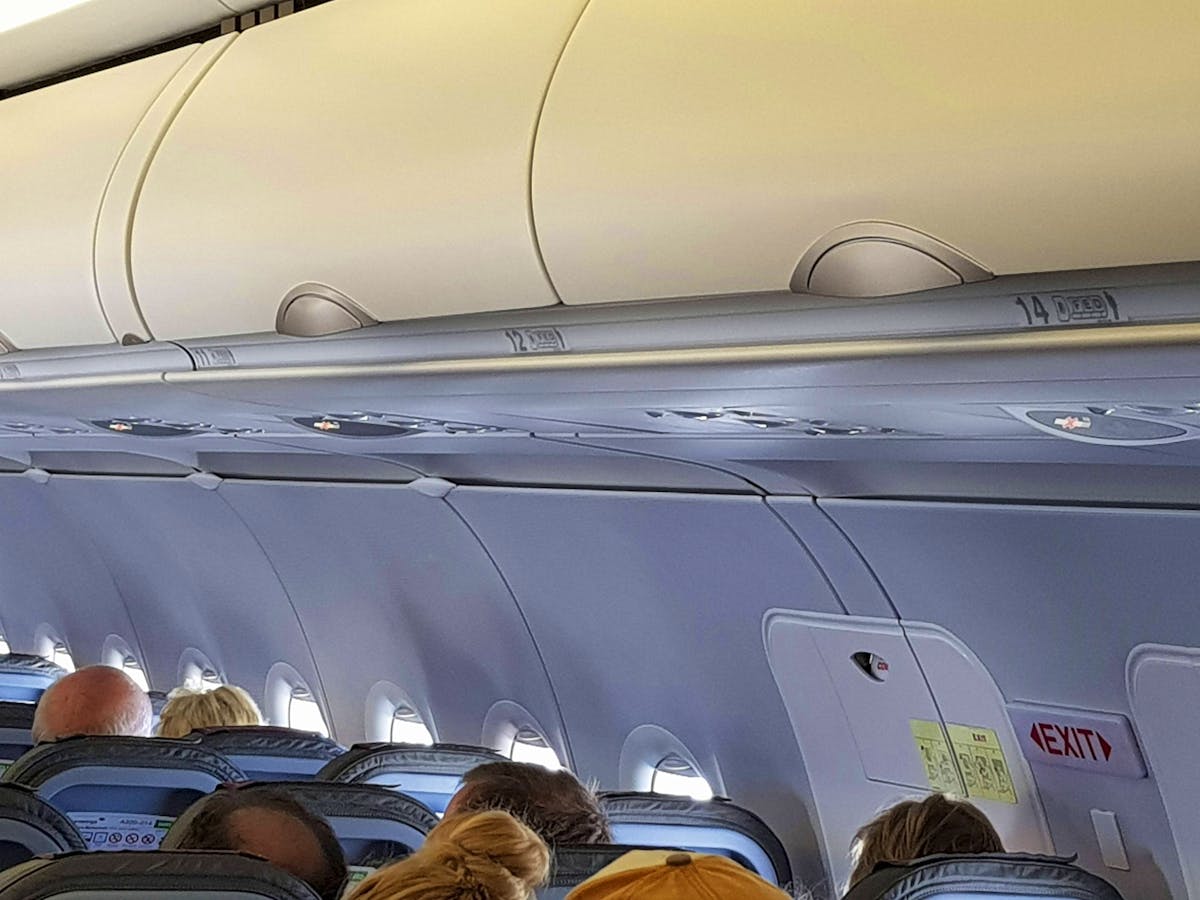 ExplicateurSDM's tweet photo. @SavoirDuMonde Delta, American Airlines ou Ryanair l'ont supprimée historiquement, bien que cela varie aujourd'hui selon les modèles et marchés. Boeing et Airbus n'imposent pas cela techniquement, mais le marketing prime. https://t.co/P5fAL6m1wz