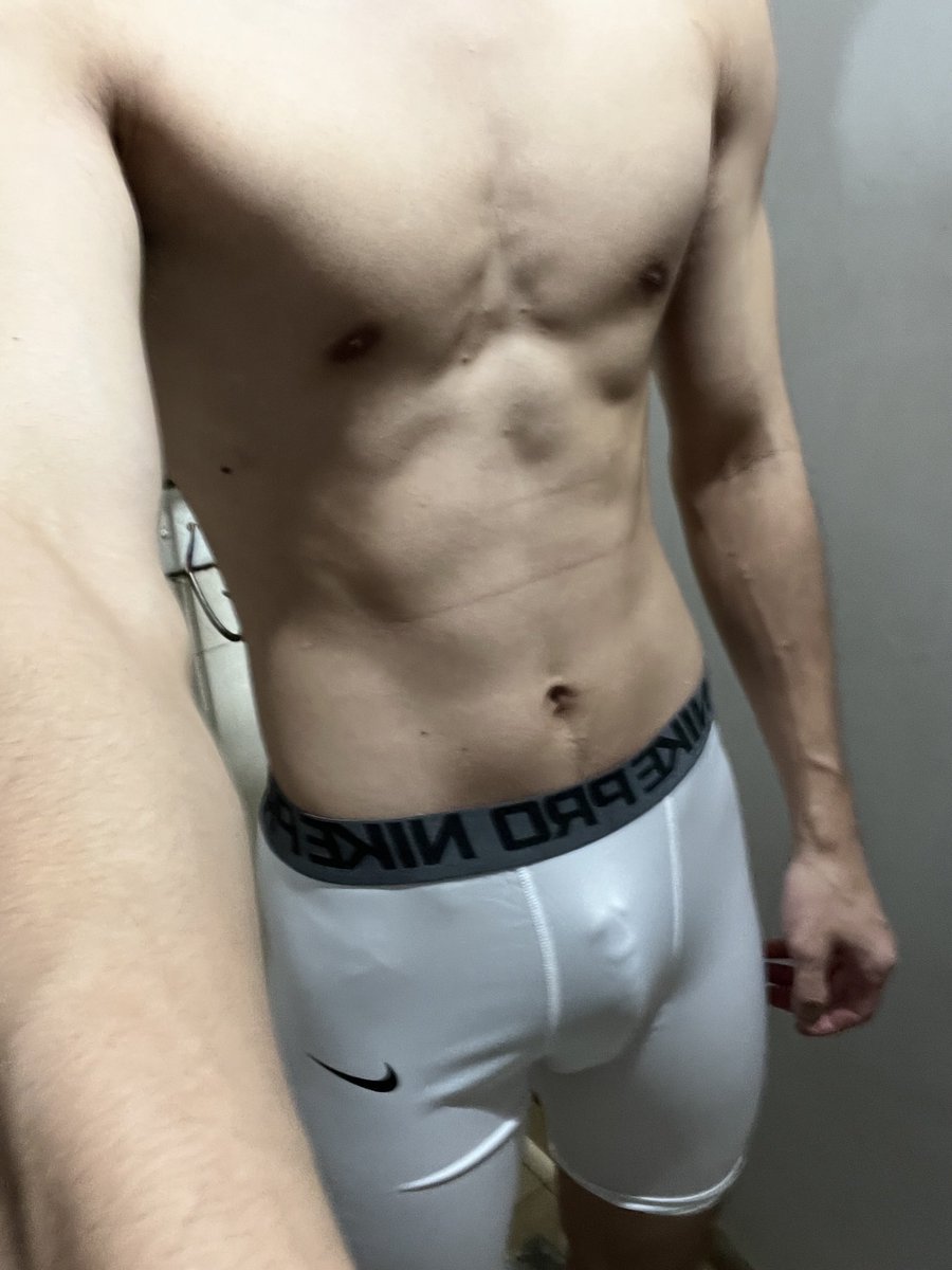 Dea12forreal's tweet photo. 哇噻 相册给我推送了23年训练完洗澡拍的这种诶哈哈哈哈 https://t.co/a47QpPv0Cf