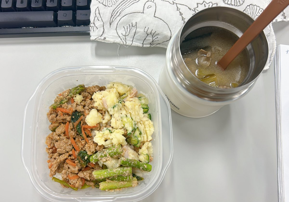 micmic403's tweet photo. 今日も今日とて、豚汁定食。
好きなもの詰め詰めでご飯が楽しみだった😊 https://t.co/kxON6DwI3N