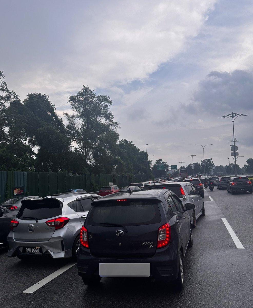 ezrlasrf's tweet photo. Kalau nak tengok rakyat Malaysia berperangai yahudi boleh la cuba lalu depan conezion IOI tu jalan dari putrajaya menghala ke SKVE. Masing masing penting diri nak potong que. Apa ingat korang je ada rumah orang lain takde rumah nak balik. Harap JPJ/Trafik pantau la jalan ni. https://t.co/yb7Vtk82yd