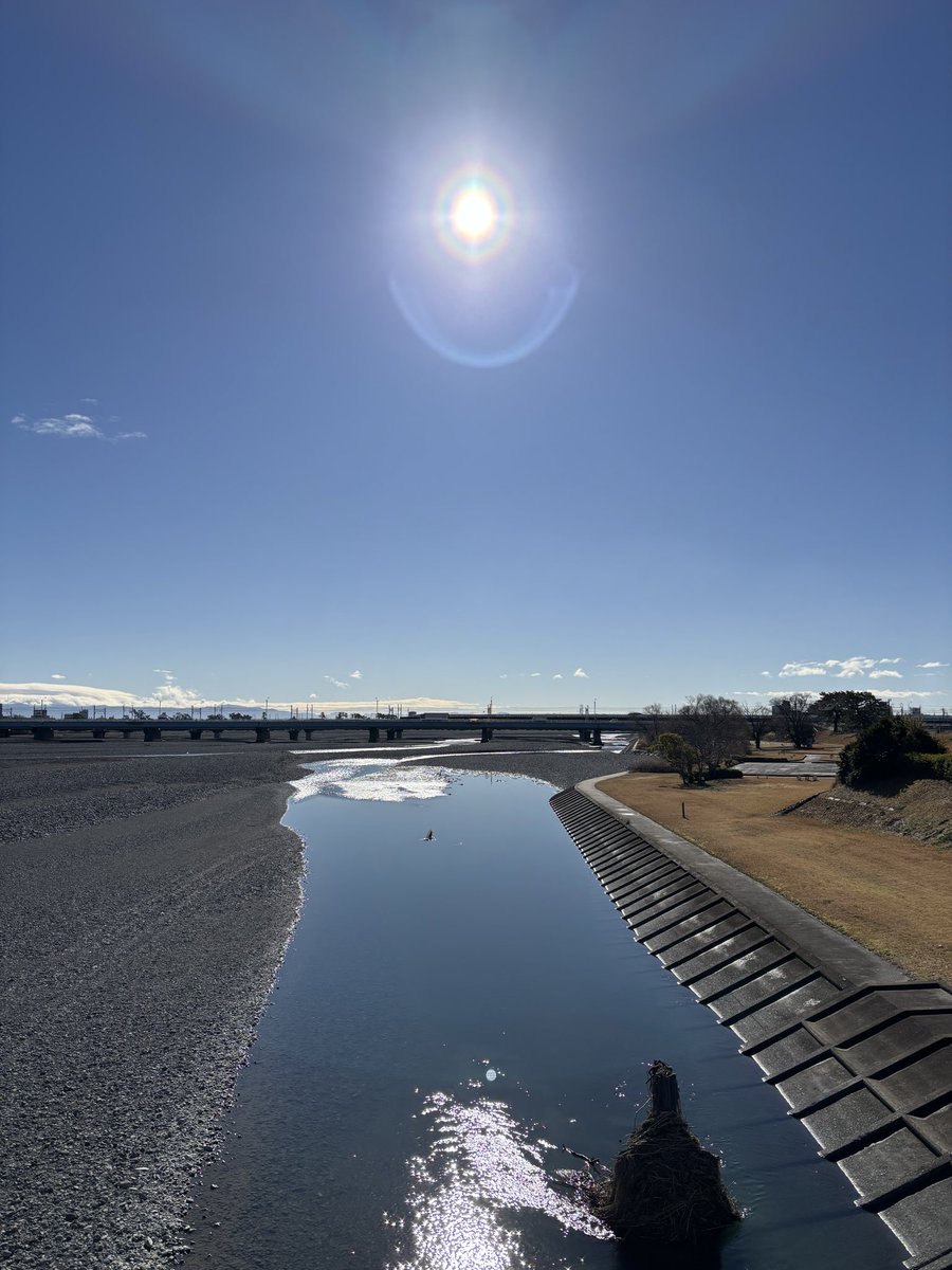 こんにちは🌏

水のなかった場所も

1日降れば川になる

少しでも温もり降らなけりゃ

心もカラカラだな

与えられる恵みに感謝を