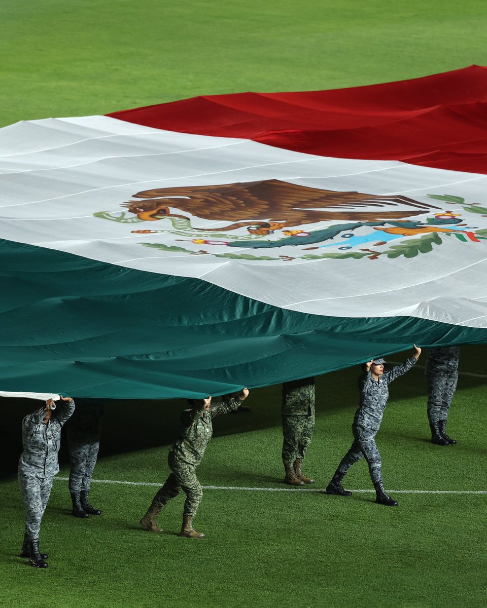 MikelArriolaP's tweet photo. En un ambiente de paz en el estadio La Corregidora, @miseleccionmx ganó 4-0 a #Islandia en su preparación rumbo al mundial.
Muchas gracias a toda la afición, especialmente a la reunida hoy en Querétaro, por su apoyo a nuestra Selección. Así también nuestro agradecimiento y reconocimiento a la coordinación y trabajo conjunto de las autoridades de los tres niveles de Gobierno para preservar el orden y la seguridad en todo momento.
#SomosMÉXICO!🇲🇽⚽️