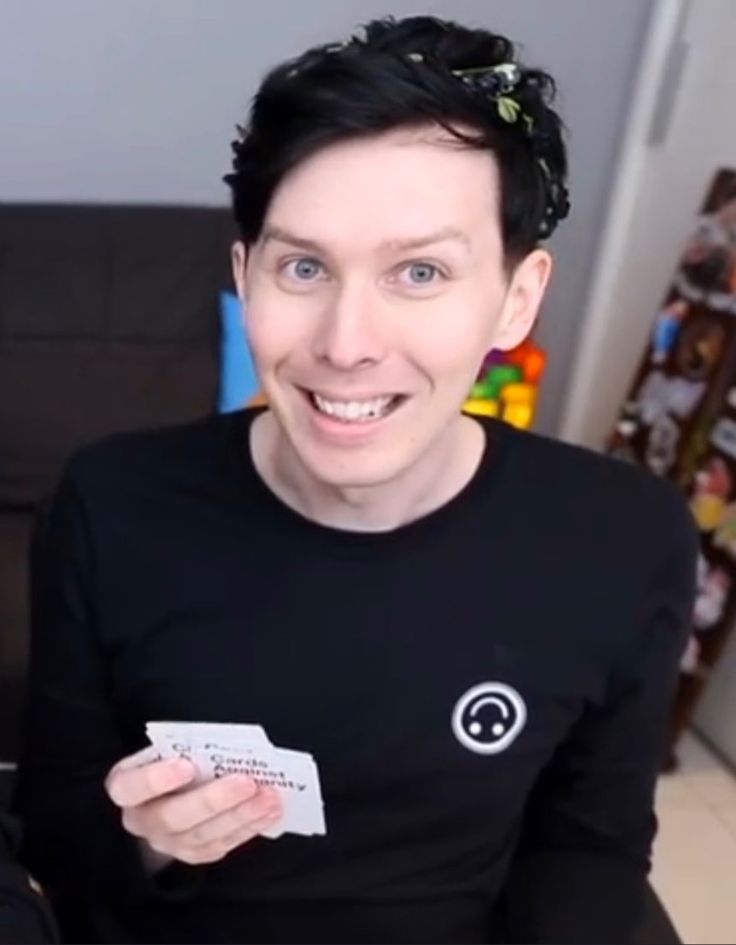 juliepluginbaby's tweet image. goodnight to my favorite pic of phil lester